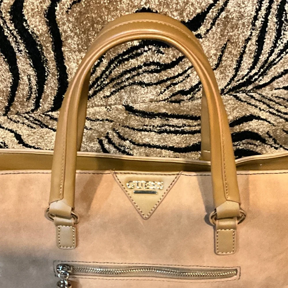 Guess Faux Suede Large Tote - NWOT - Picture 3 of 6